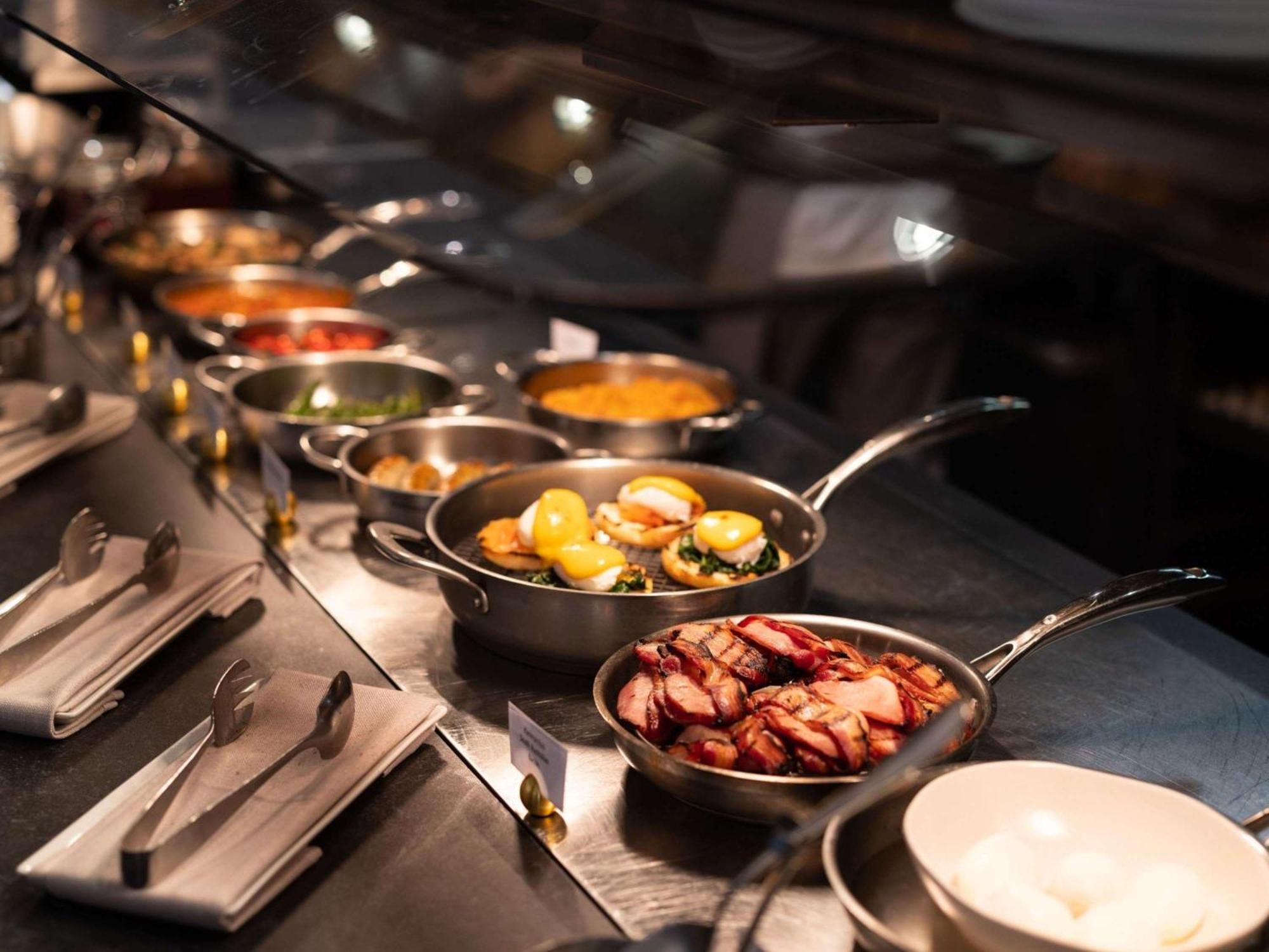 ホテル ザ プレイフォード アデレード M ギャラリー バイ ソフィテル エクステリア 写真 A buffet at a restaurant