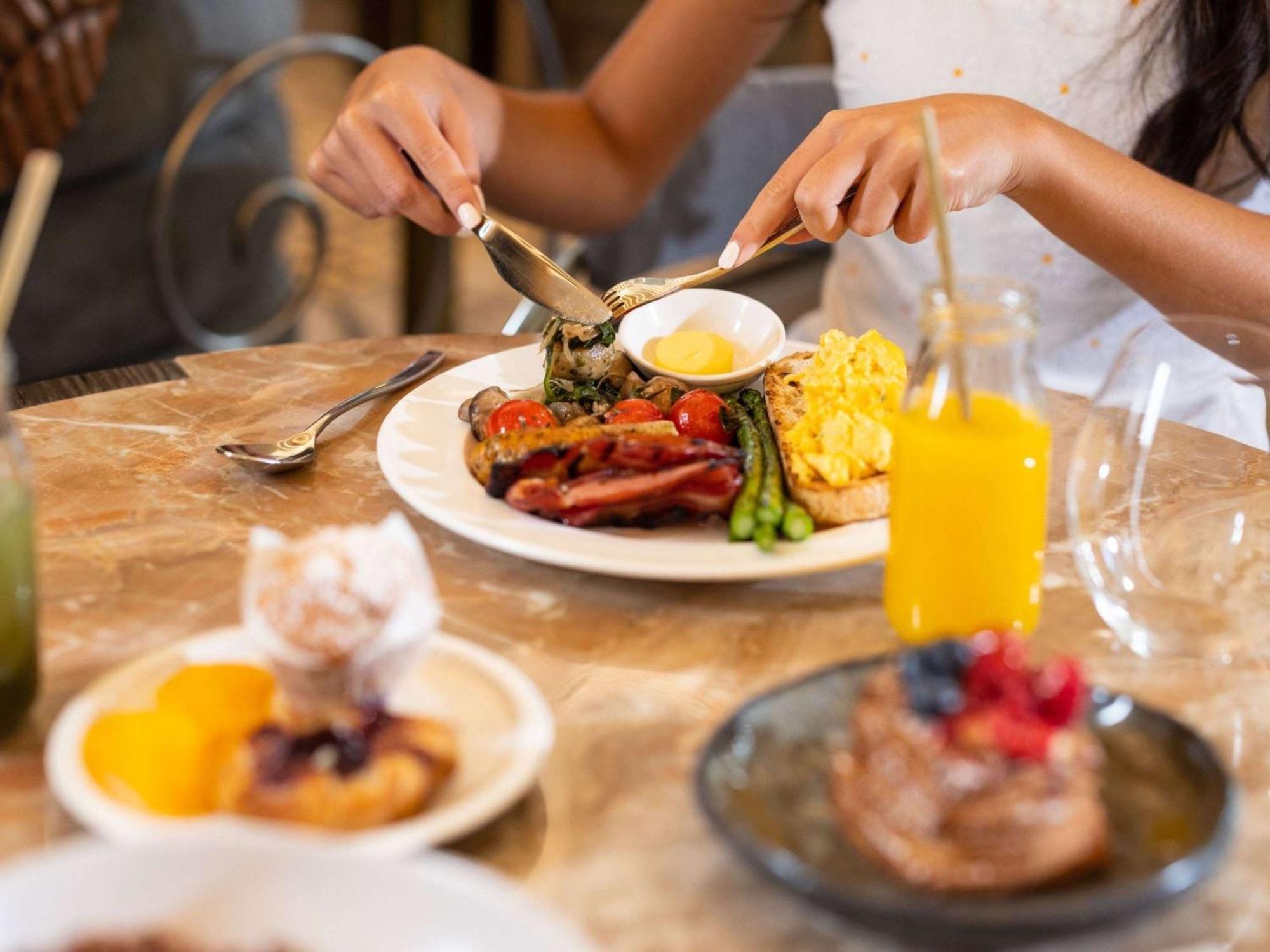 ホテル ザ プレイフォード アデレード M ギャラリー バイ ソフィテル エクステリア 写真 A woman eating breakfast