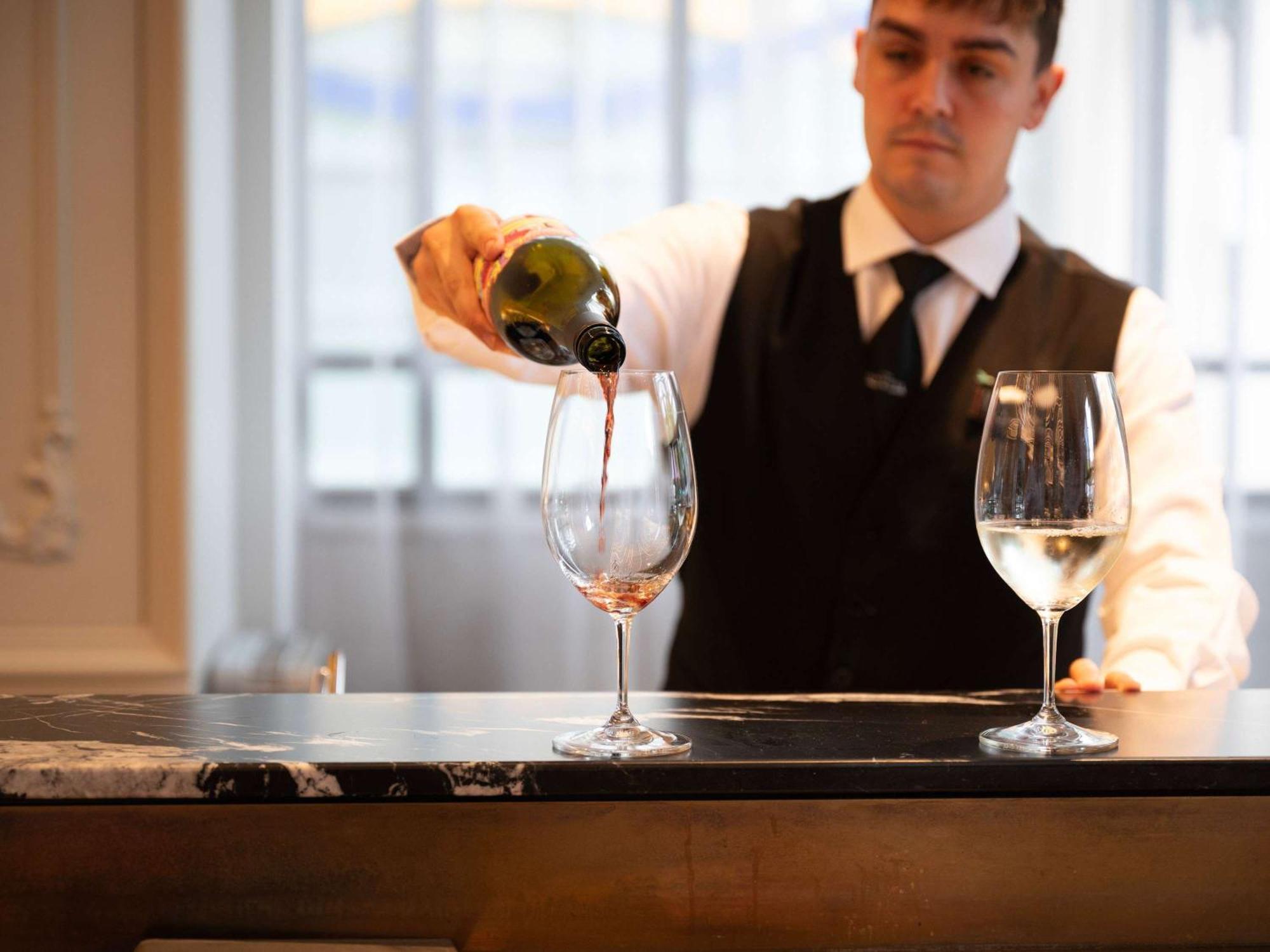 ホテル ザ プレイフォード アデレード M ギャラリー バイ ソフィテル エクステリア 写真 A sommelier pouring wine