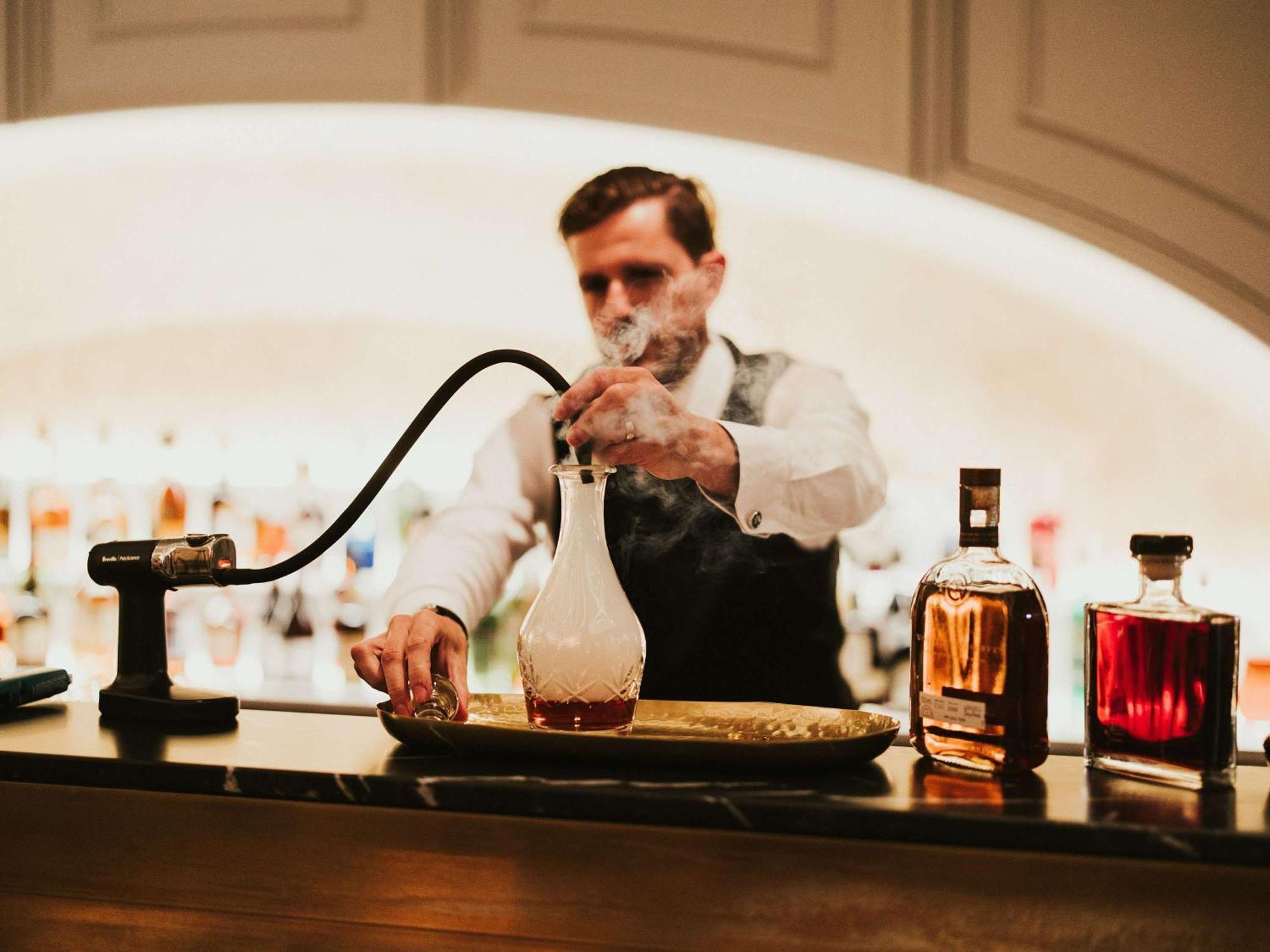 ホテル ザ プレイフォード アデレード M ギャラリー バイ ソフィテル エクステリア 写真 A bartender at work