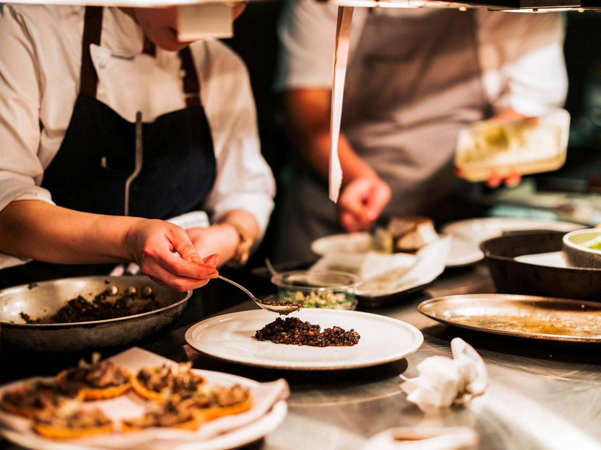 ホテル ザ プレイフォード アデレード M ギャラリー バイ ソフィテル エクステリア 写真 A chef plating a dish