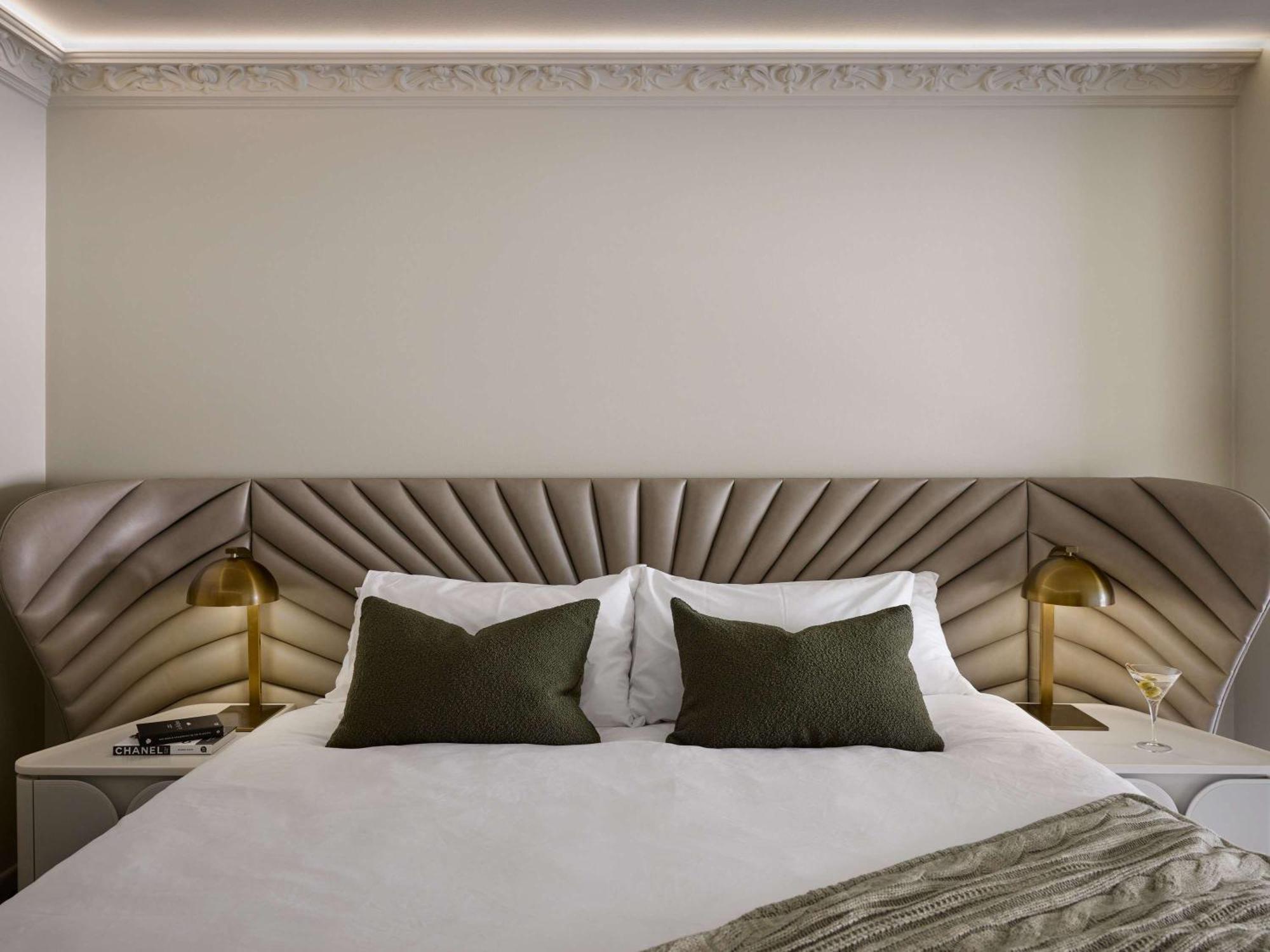 ホテル ザ プレイフォード アデレード M ギャラリー バイ ソフィテル エクステリア 写真 A bed with a headboard
