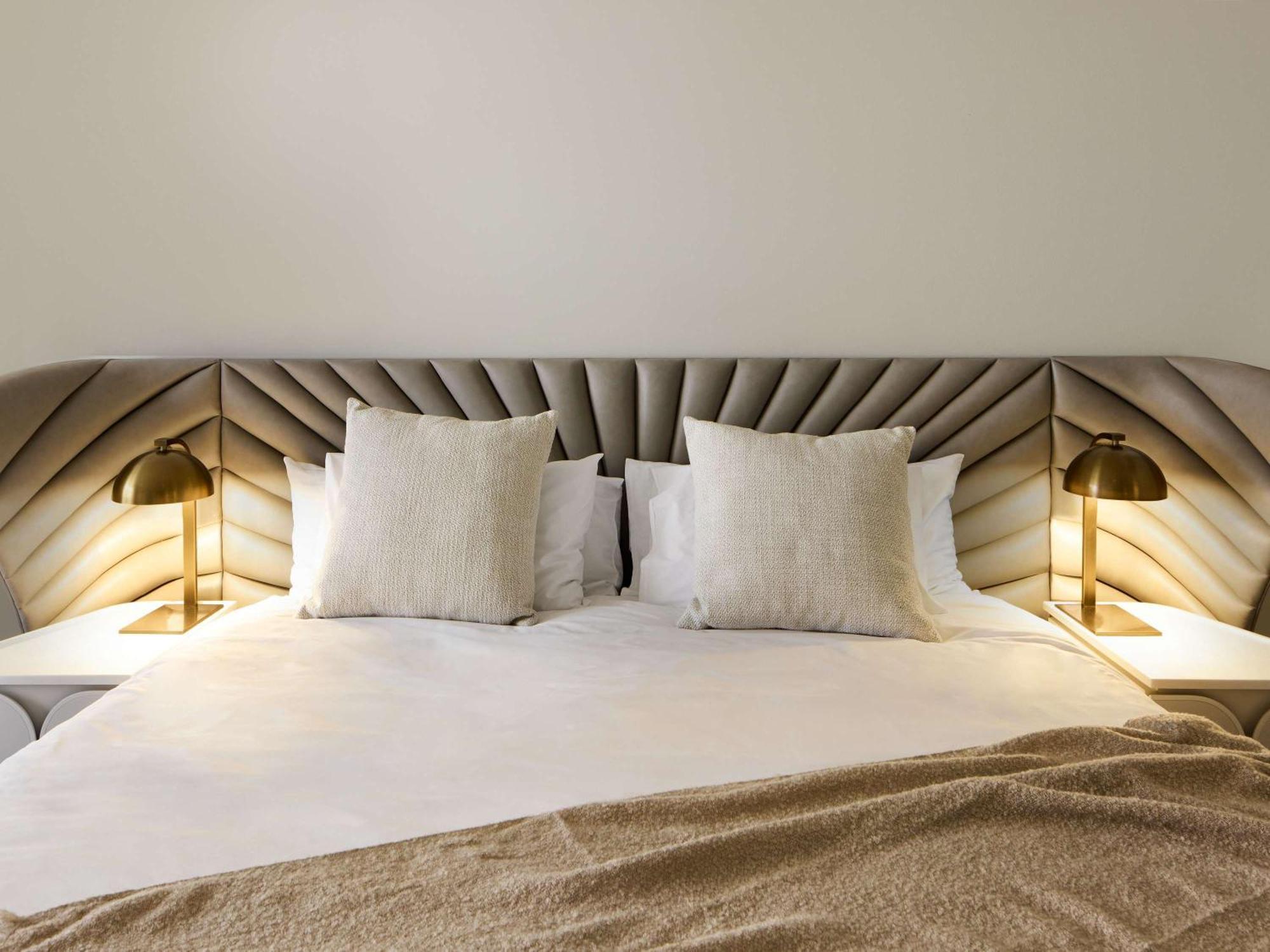 ホテル ザ プレイフォード アデレード M ギャラリー バイ ソフィテル エクステリア 写真 A bed with a headboard