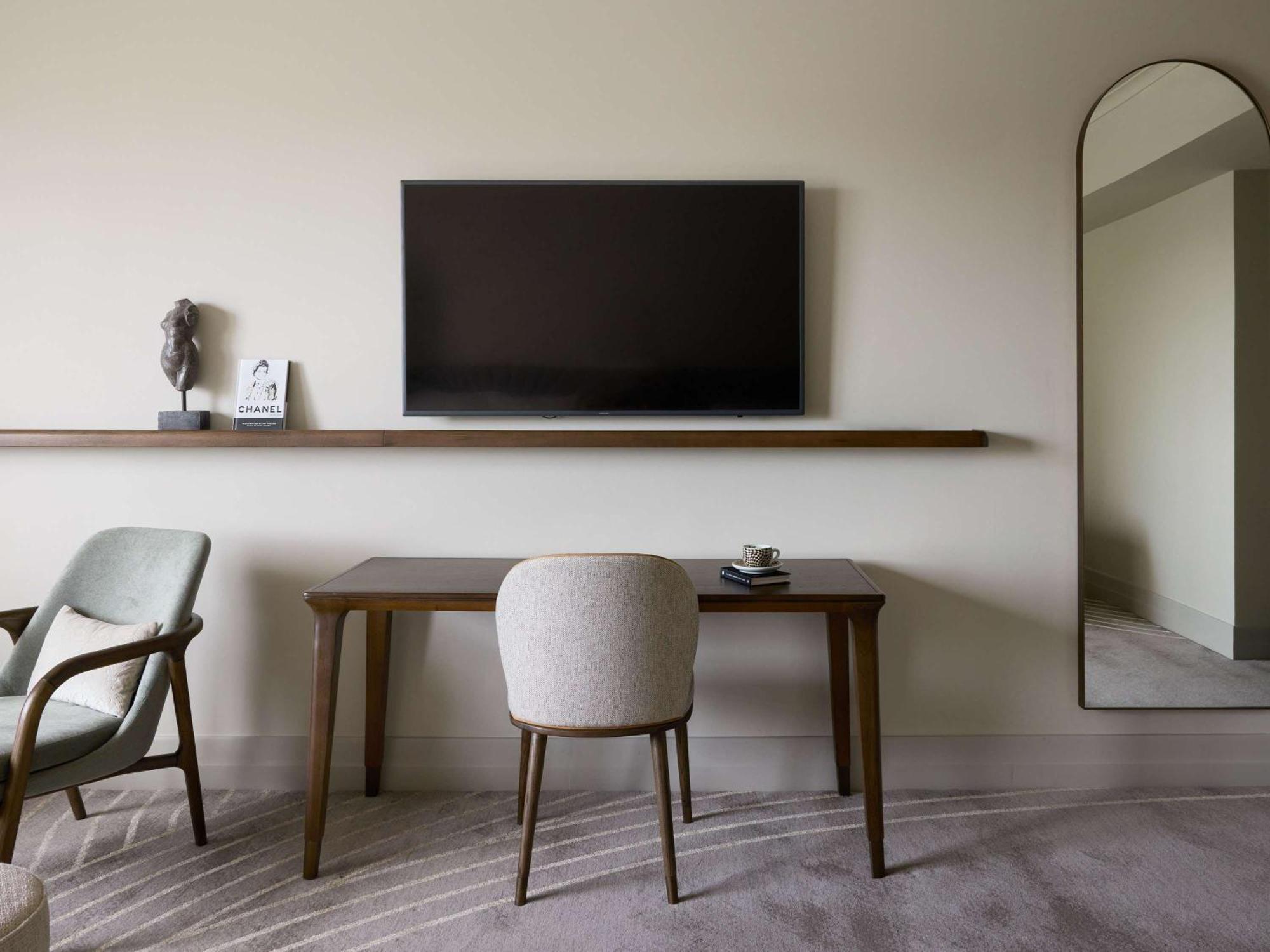 ホテル ザ プレイフォード アデレード M ギャラリー バイ ソフィテル エクステリア 写真 A television mounted on a wall